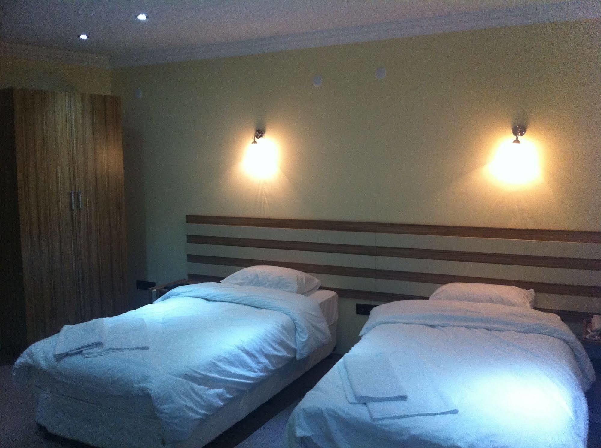 Tj'S Hotel 埃杰阿巴德 外观 照片