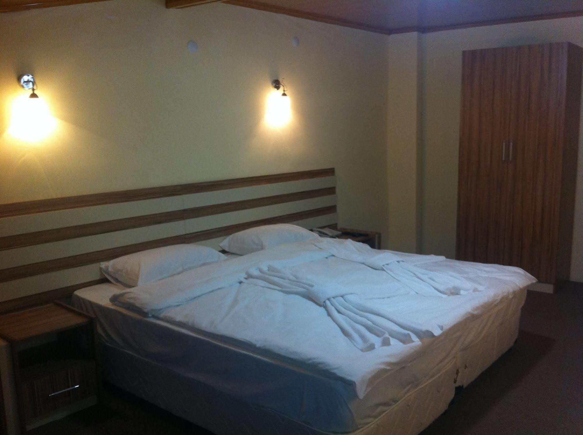 Tj'S Hotel 埃杰阿巴德 外观 照片